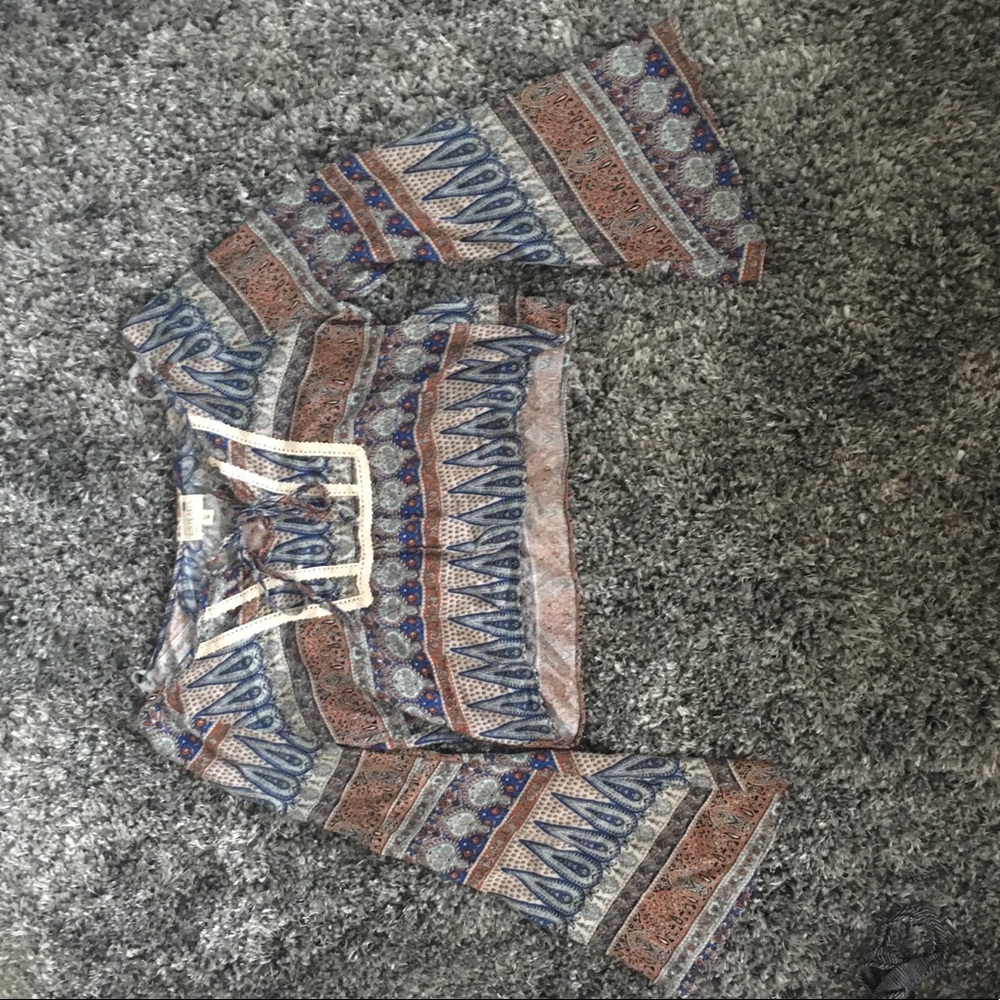 NWT! Slightly cropped peasant top w/ funky design